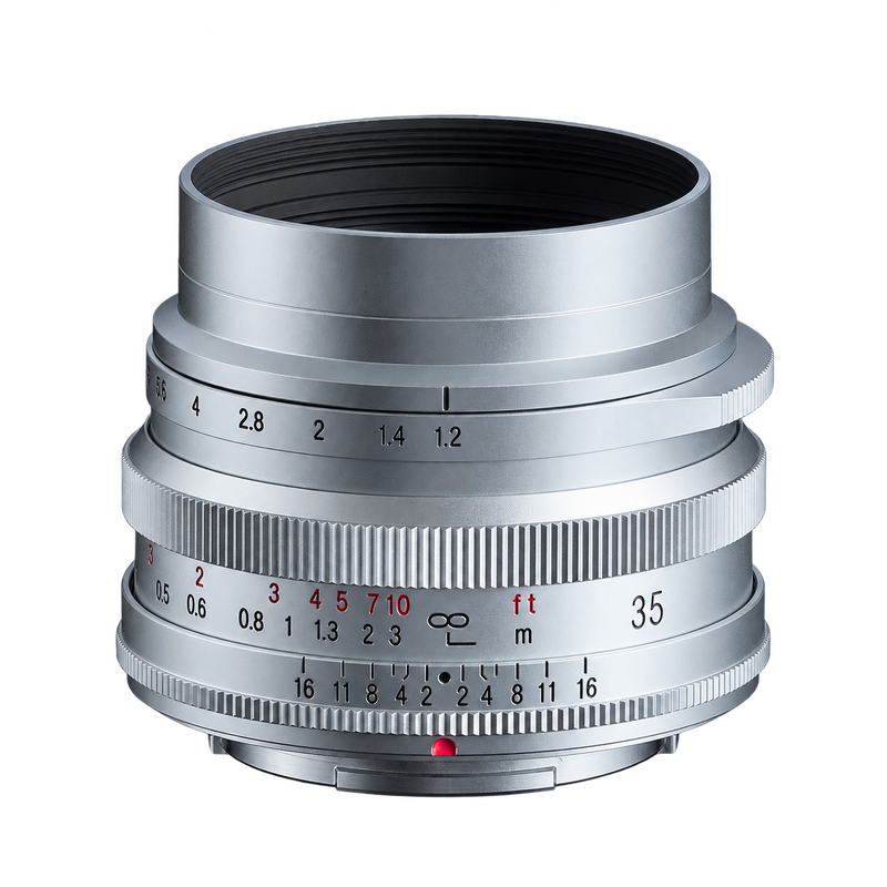 Voigtländer NOKTON 35 mm F1.2 Fujifilm X Silber – Hauptbild Voigtländer NOKTON 35 mm F1.2 Fujifilm X in Silber mit Gegenlichtblende